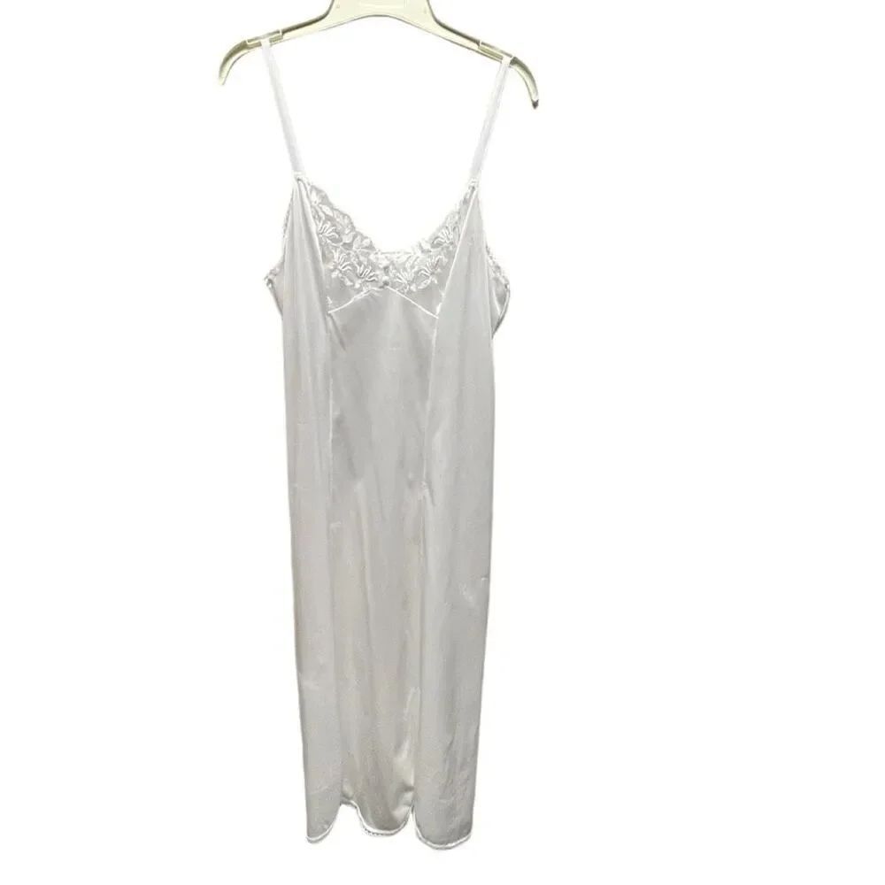 Vintage Vanity Fair size 36/38 lace embroidered slip.
